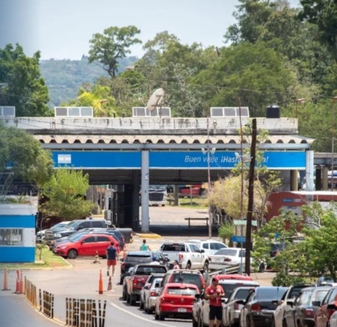 Fila de autos en el paso fronterizo del Puente Tancredo Neves, lado argentino
