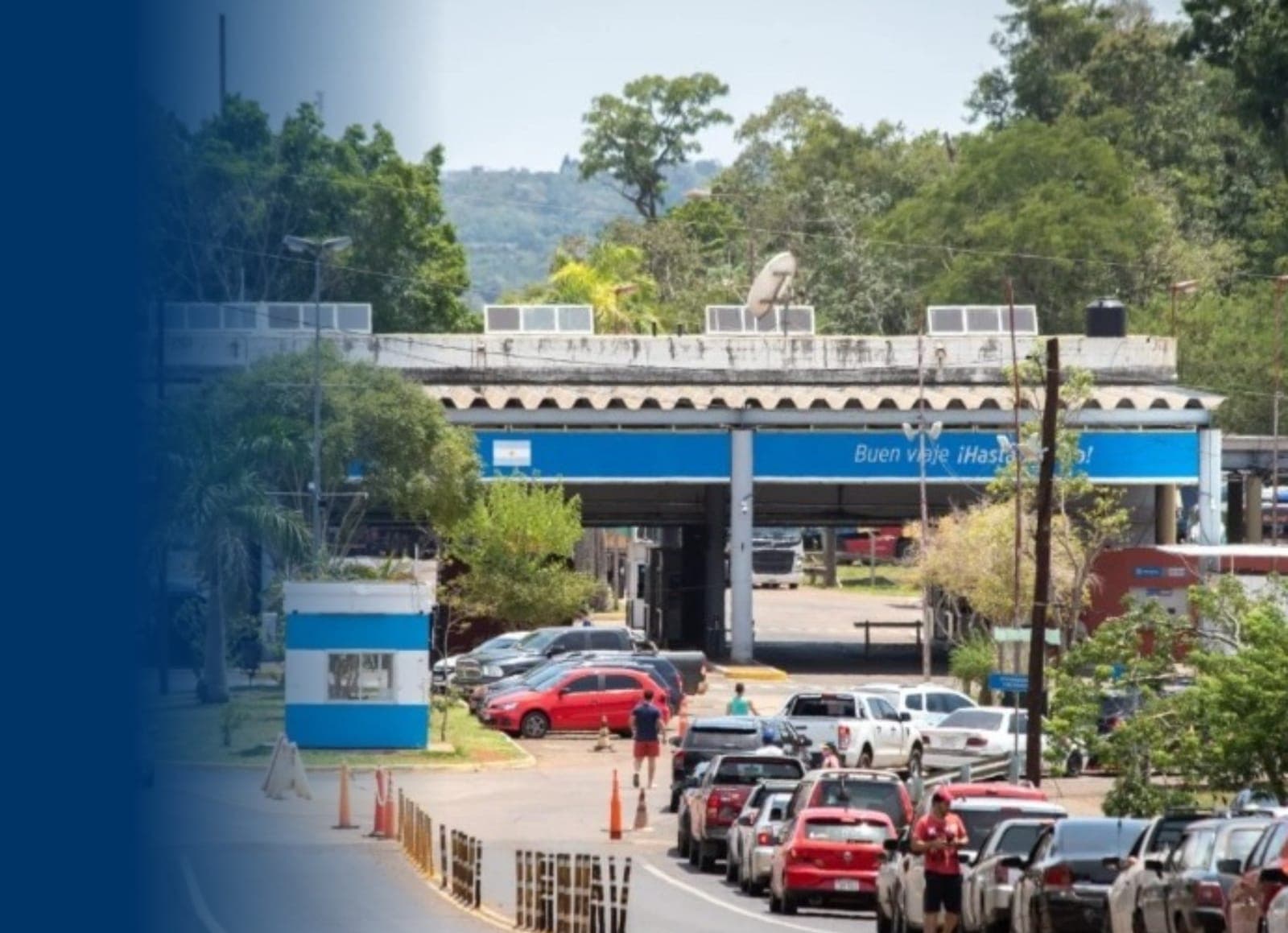 Fila de autos en el paso fronterizo del Puente Tancredo Neves, lado argentino